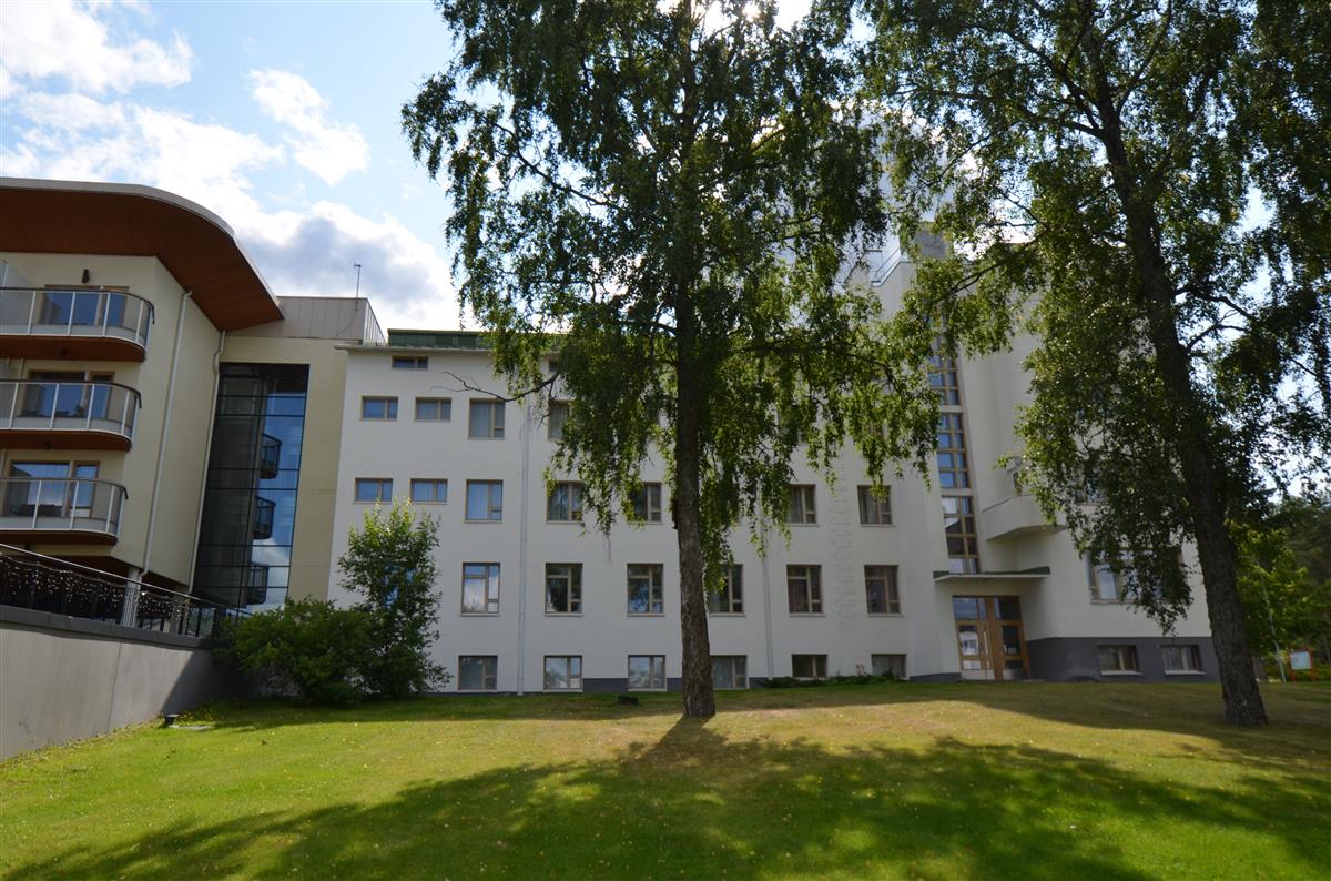 Hallintola rannan suunnasta, pohjoisesta päin kuvattuna.&nbsp;(Päivi Makkonen&nbsp;2026)