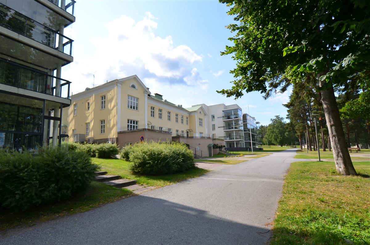Keltainen Keskipaviljonki puistoraitilta, idästä päin kuvattuna.&nbsp;(Päivi Makkonen&nbsp;2026)