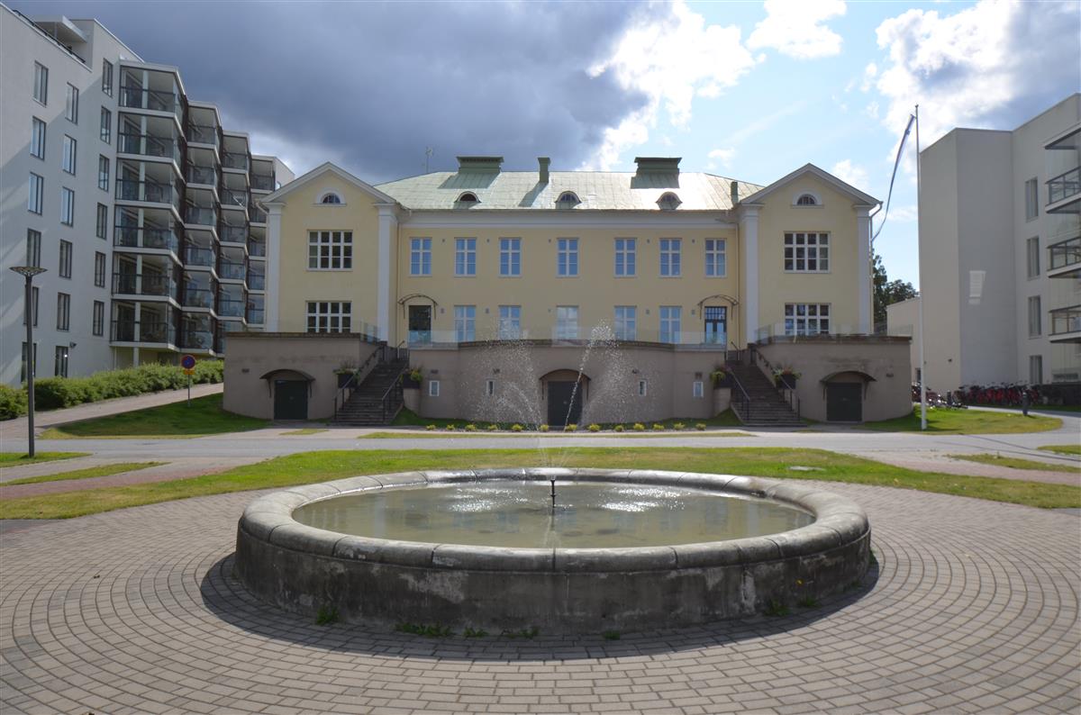 Keskipaviljonki suihkulähteineen pohjoisesta päin kuvattuna.&nbsp;(Päivi Makkonen&nbsp;2026)