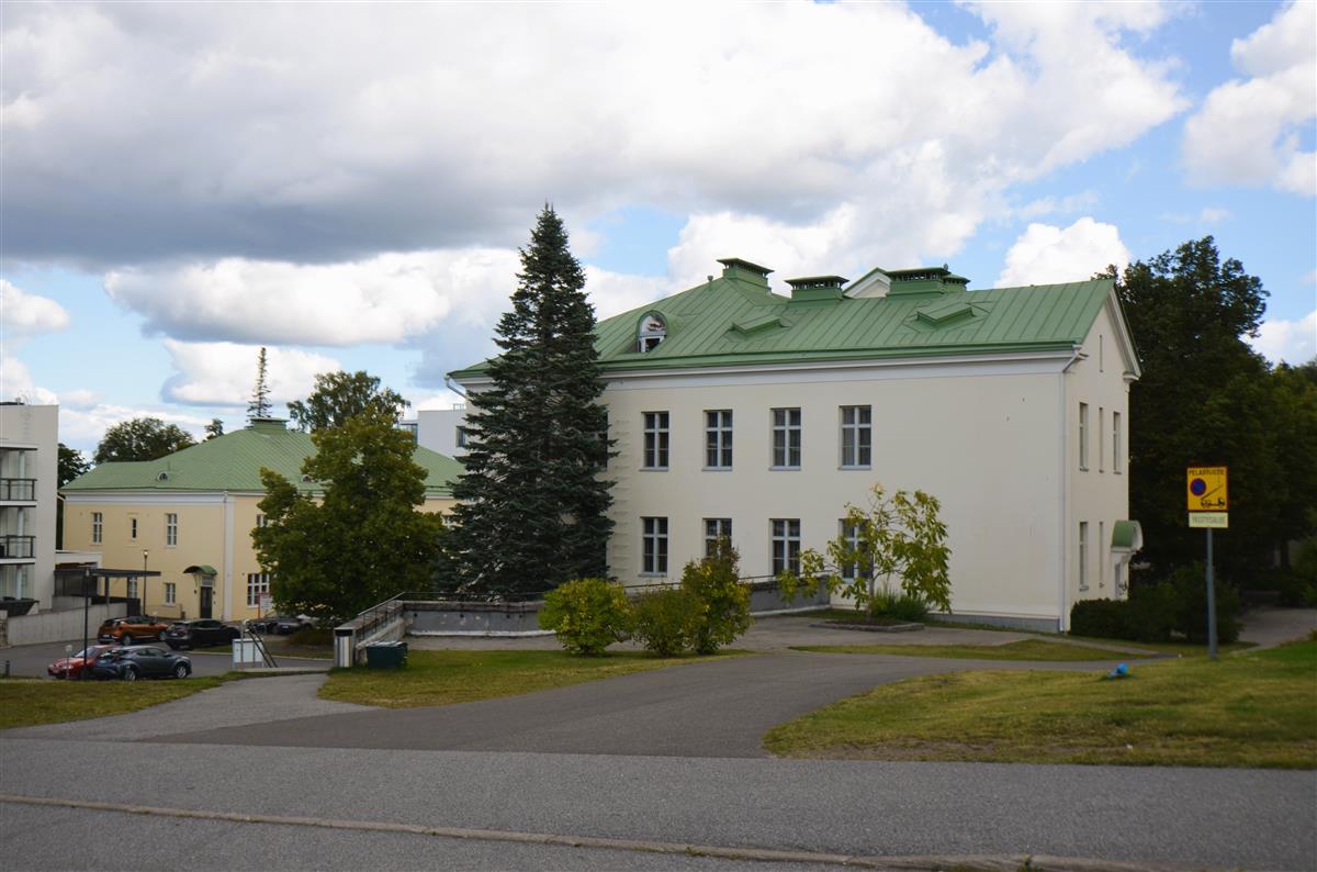 Sairaalan entinen päärakennus lännestä päin kuvattuna.&nbsp;(Päivi Makkonen&nbsp;2026)