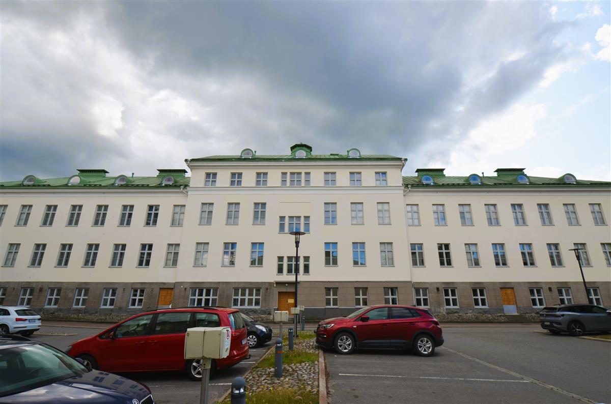 Sairaalan entisen päärakennuksen pohjoisjulkisivua.&nbsp;(Päivi Makkonen&nbsp;2026)