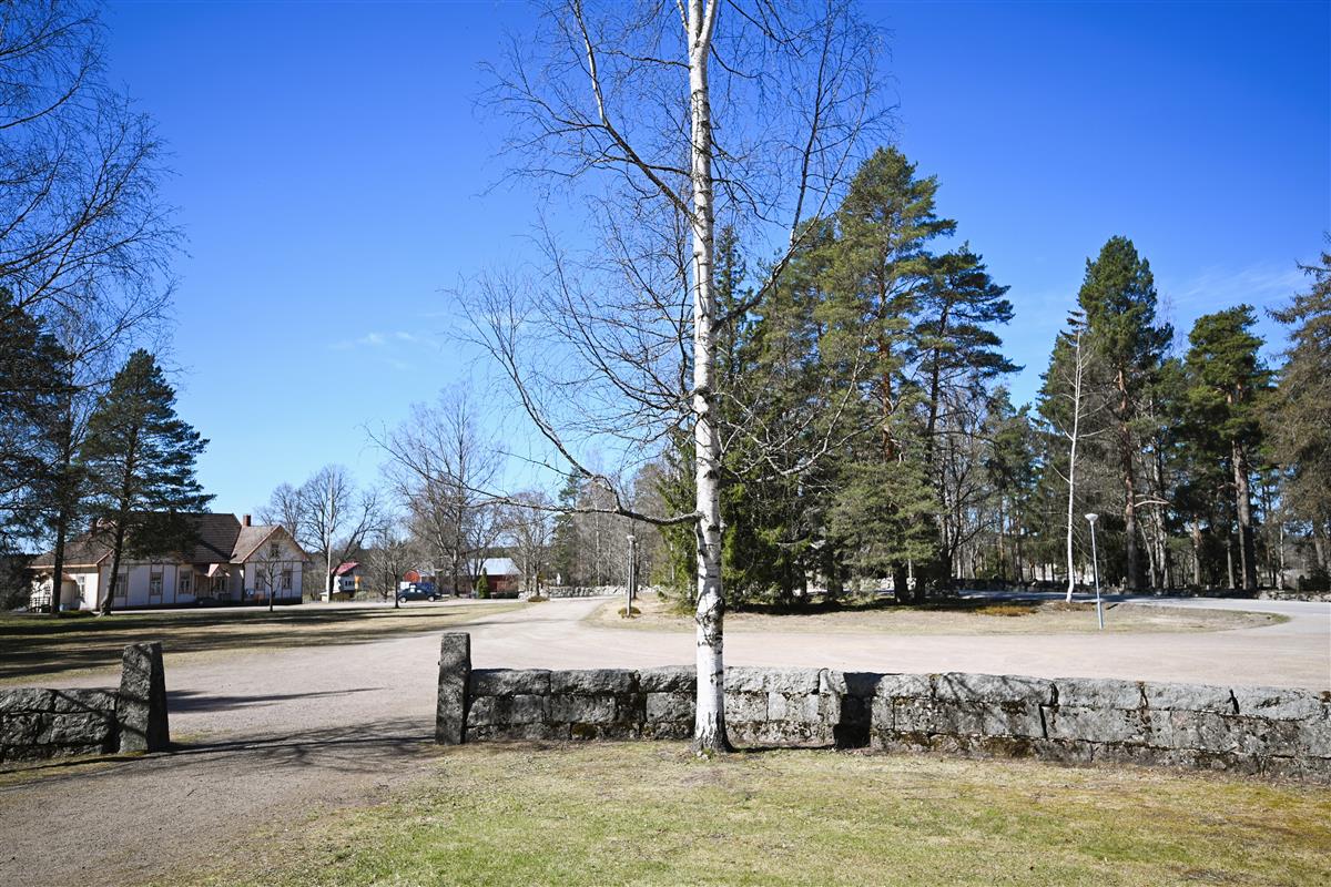 Näkymä Luumäen kirkon edustalta kohti länttä. Vasemmalla seurakuntatalo, keskellä Saksalan hautausmaa ja oikealla Kirkon hautausmaa.&nbsp;(Päivi Makkonen&nbsp;2026)