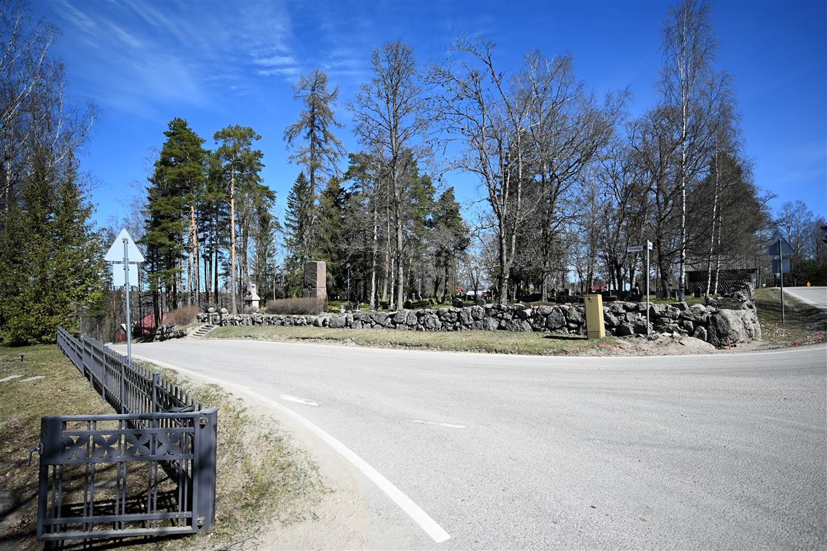 Näkymä Urontien ja Kirkkotien risteyksestä kohti koillista ja Kirkon hautausmaata. Vasemmalla Saksalan hautausmaan aitaa ja keskellä Kirkon hautausmaa.&nbsp;(Päivi Makkonen&nbsp;2026)