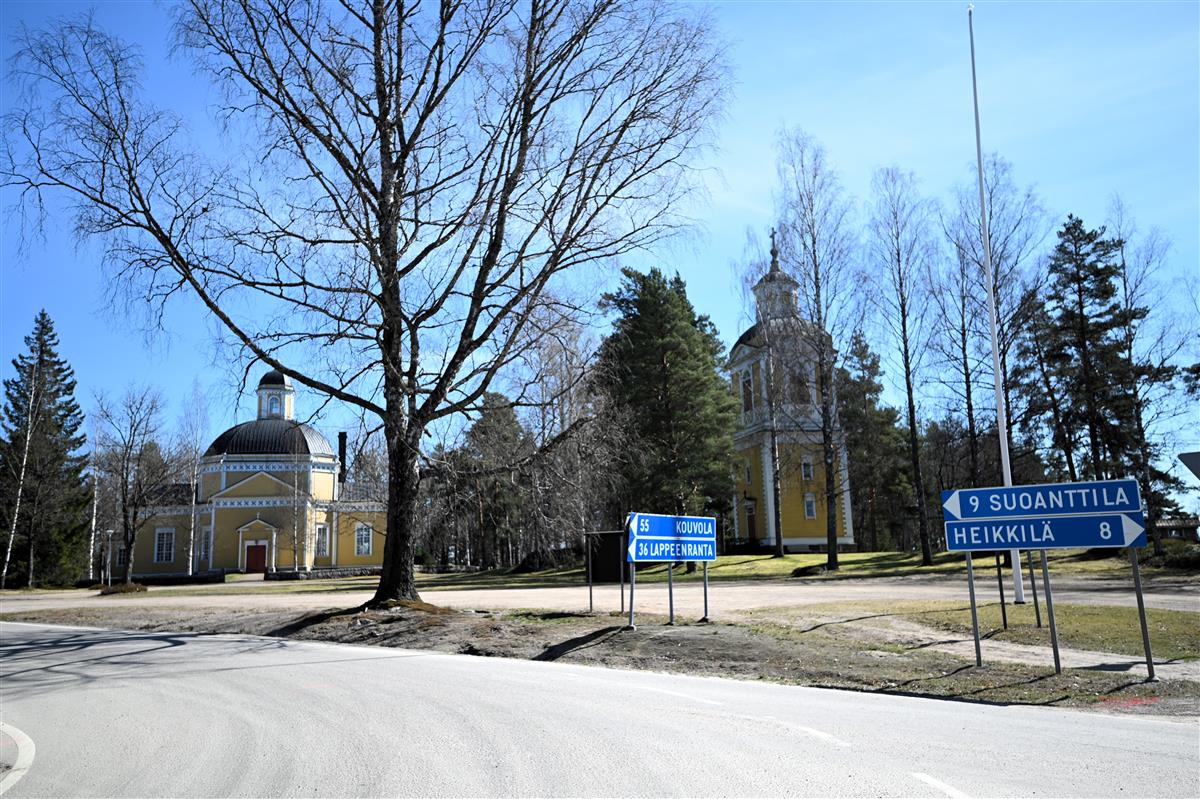 Näkymä Kirkkotieltä kohti kaakkoa ja Luumäen kirkkoa ja kellotapulia.&nbsp;(Päivi Makkonen&nbsp;2026)