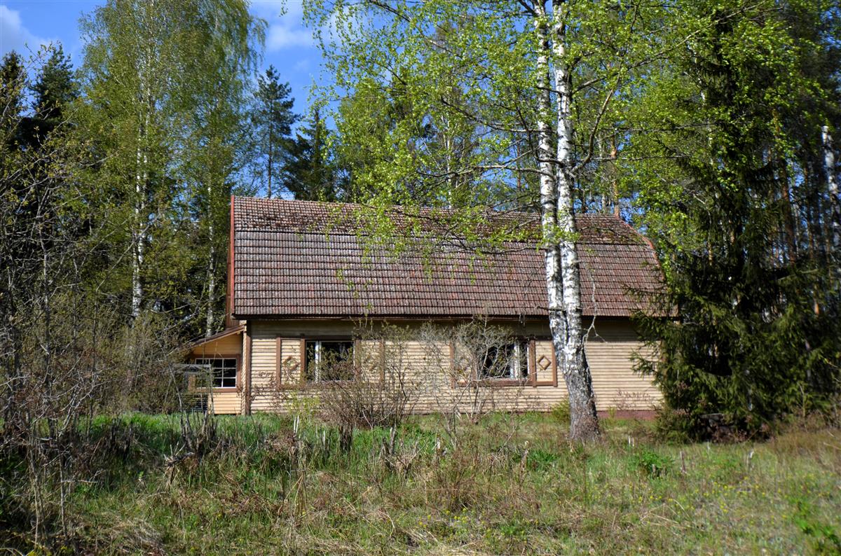 Ekon asuinrakennus Kivitieltä, etelän suunnata kuvattuna.&nbsp;(Päivi Makkonen&nbsp;2026)
