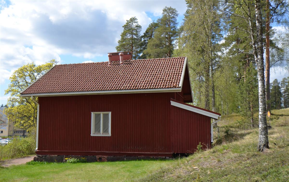 Arestirakennus idästä päin kuvattuna. Oikealla Taavetin linnoitusvallit.&nbsp;(Päivi Makkonen&nbsp;2026)