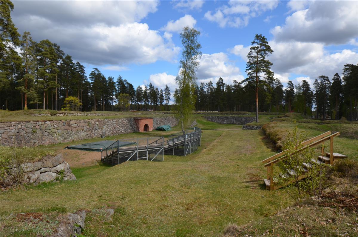 Näkymä Taavetin sisälinnoituksen keskiosiin lounaasta päin kuvattuna.&nbsp;(Päivi Makkonen&nbsp;2026)