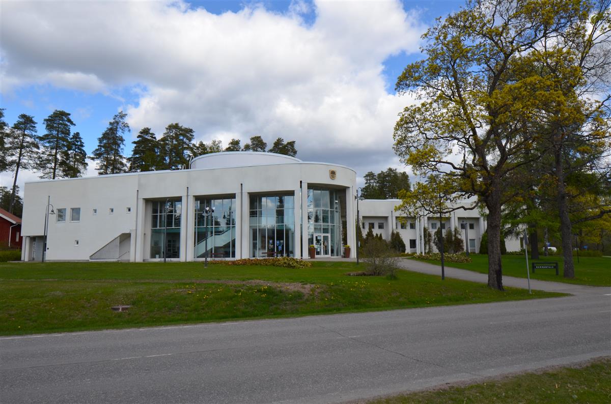 Luumäen kunnantalo lounaasta päin kuvattuna.&nbsp;(Päivi Makkonen&nbsp;2026)