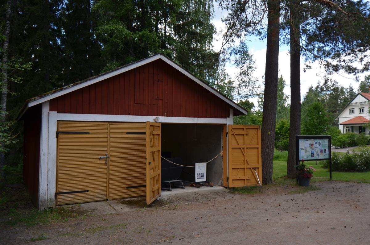 Autotallirakennus idästä päin kuvattuna. Oikealla taustalla päärakennus. [Kohteen rakennukseen liitetty kuva]&nbsp;(Päivi Makkonen&nbsp;2026)