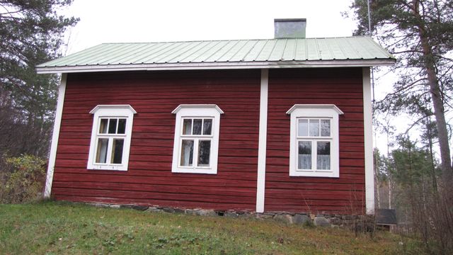 Julkisivu lounaaseen.&nbsp;(Niina Ahlfors&nbsp;lokakuu 2012)