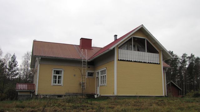 Päärakennuksen pohjoisosan risaliitti.&nbsp;(Niina Ahlfors&nbsp;lokakuu 2012)
