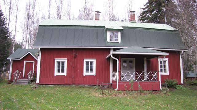 Päärakennus kaakosta.&nbsp;(Niina Ahlfors&nbsp;lokakuu 2012)