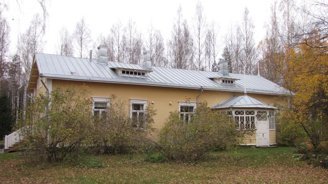 Päärakennus kaakosta.&nbsp;(Niina Ahlfors&nbsp;lokakuu 2012)