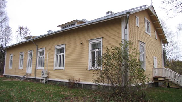 Päärakennus lounaasta.&nbsp;(Niina Ahlfors&nbsp;lokakuu 2012)