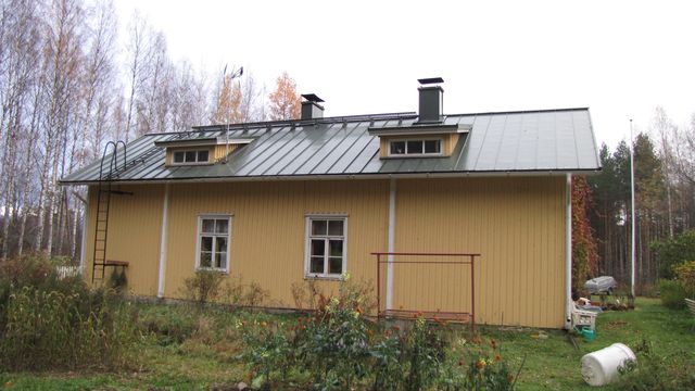 Päärakennus lännestä.&nbsp;(Niina Ahlfors&nbsp;lokakuu 2012)