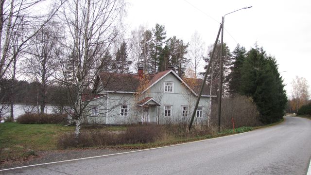 Päärakennus sijaitsee Uukuniementien varressa.&nbsp;(Niina Ahlfors&nbsp;lokakuu 2012)