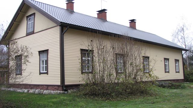 Päärakennus itään.&nbsp;(Niina Ahlfors&nbsp;lokakuu 2012)