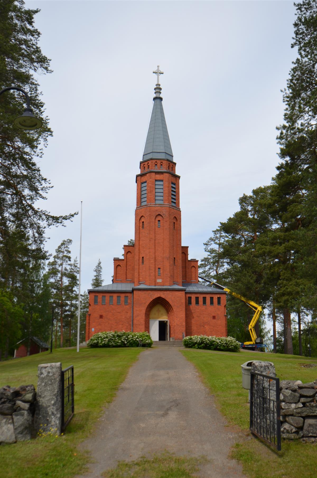 Saaren kirkko pääsisäänkäynteineen kaakosta päin kuvattuna.&nbsp;(Päivi Makkonen&nbsp;2025)