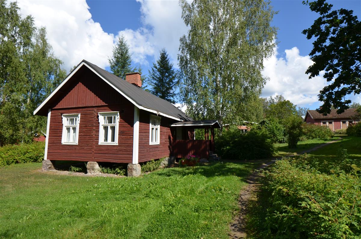 Näkymä kohti Parikkalan meijerimuseota ja pitäjätuvan piharakennusta.&nbsp;(Päivi Makkonen&nbsp;2025)