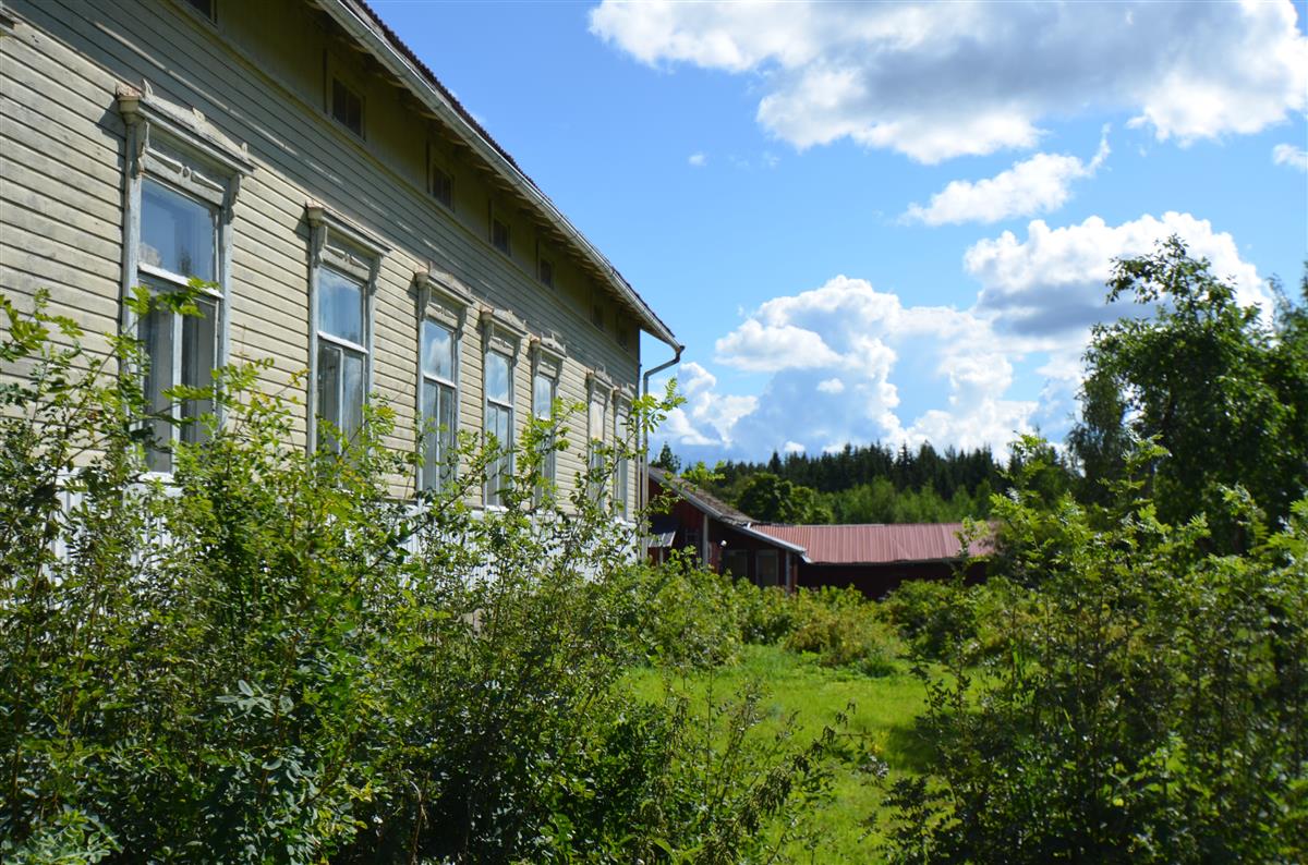 Oravaniemen kappalaisen pappilan päärakennus lännestä päin kuvattuna. Oikealla taustalla kiinteistön talousrakennus.&nbsp;(Päivi Makkonen&nbsp;2025)