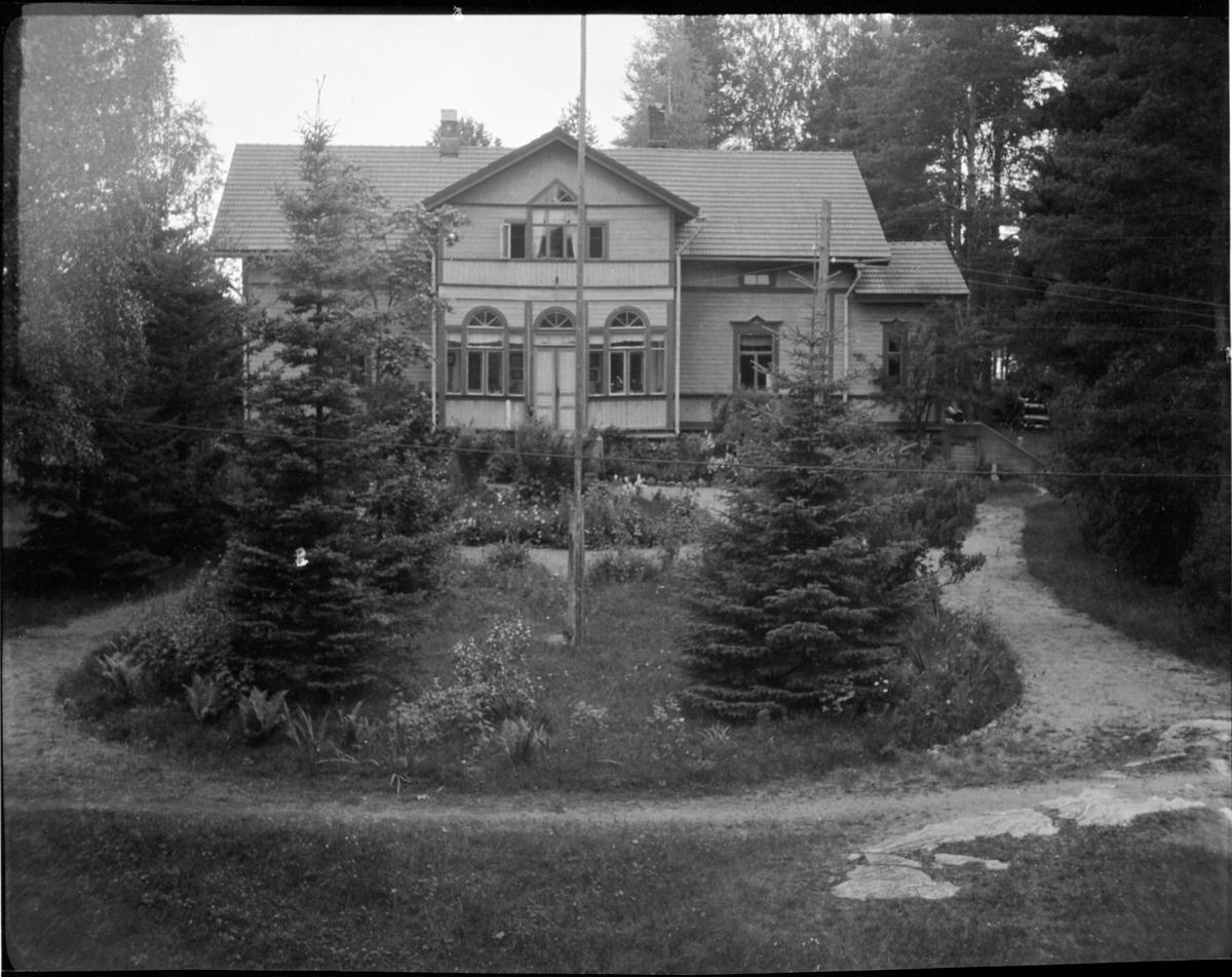 Argusjärven hovi, silloinen Parikkalan maamieskoulun johtajan asunto, myöhemmin Karjalan Lomahovin ravintolarakennus.&nbsp;(Tmi Kotiseutukuva&nbsp;1951)
