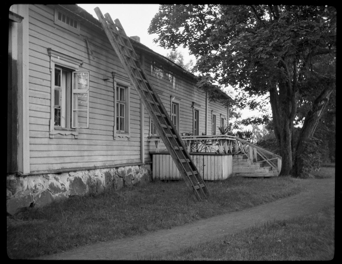 Koitsanlahden hovi Parikkalan mieskotiteollisuuskouluna. Fasadi puutarhan puolelta kuvattuna.&nbsp;(Tmi Kotiseutukuva&nbsp;1951)