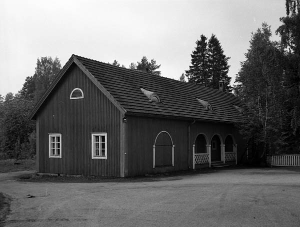 Pappilan talousrakennus vuodelta 1926. Rakennus on toiminut myös rippikoulutupana.&nbsp;(Arto Hämäläinen&nbsp;1986)