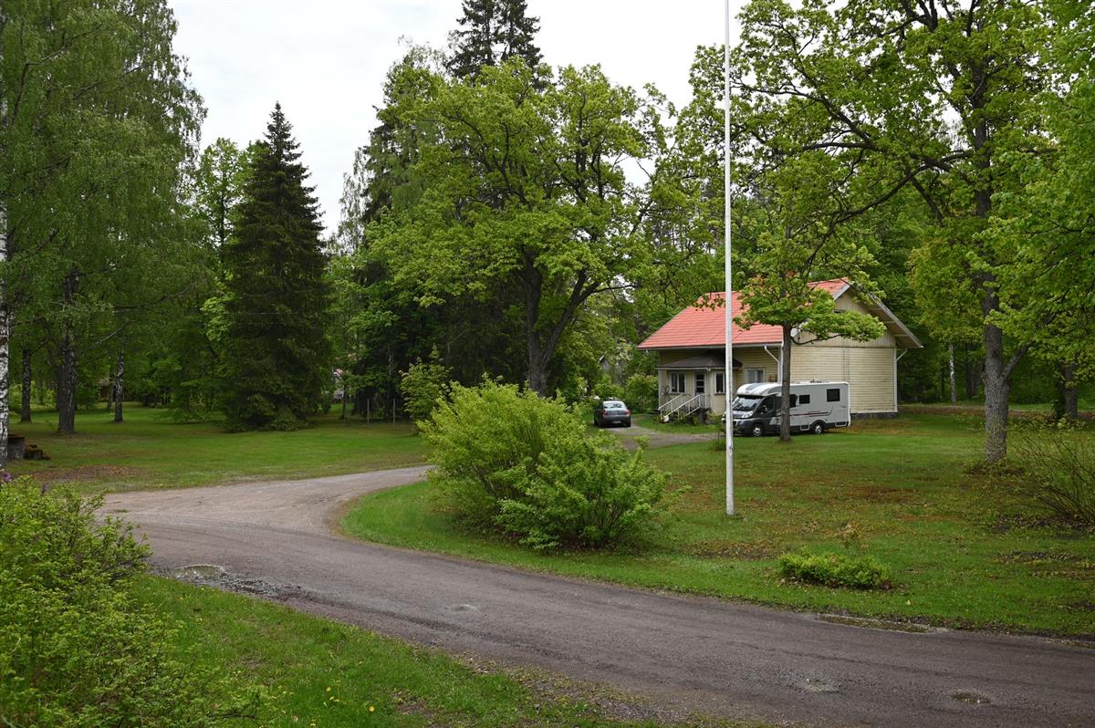 Aliupseerin asunto (vääpelintalo) on korjauksissa uudistunut ikkunamallin ja kuistien osalta.&nbsp;(Teija Ahola&nbsp;2023)