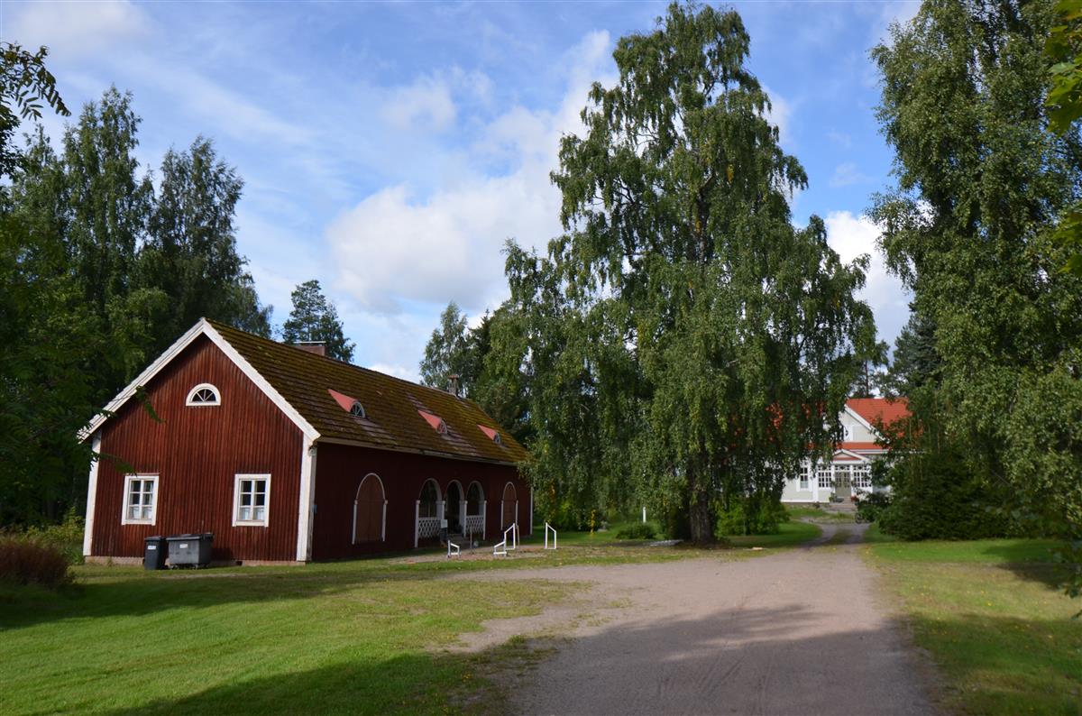 Simpeleen pappilan pihapiiriä. Vasemmalla talousrakennus, taustalla päärakennus.&nbsp;(Päivi Makkonen&nbsp;2026)