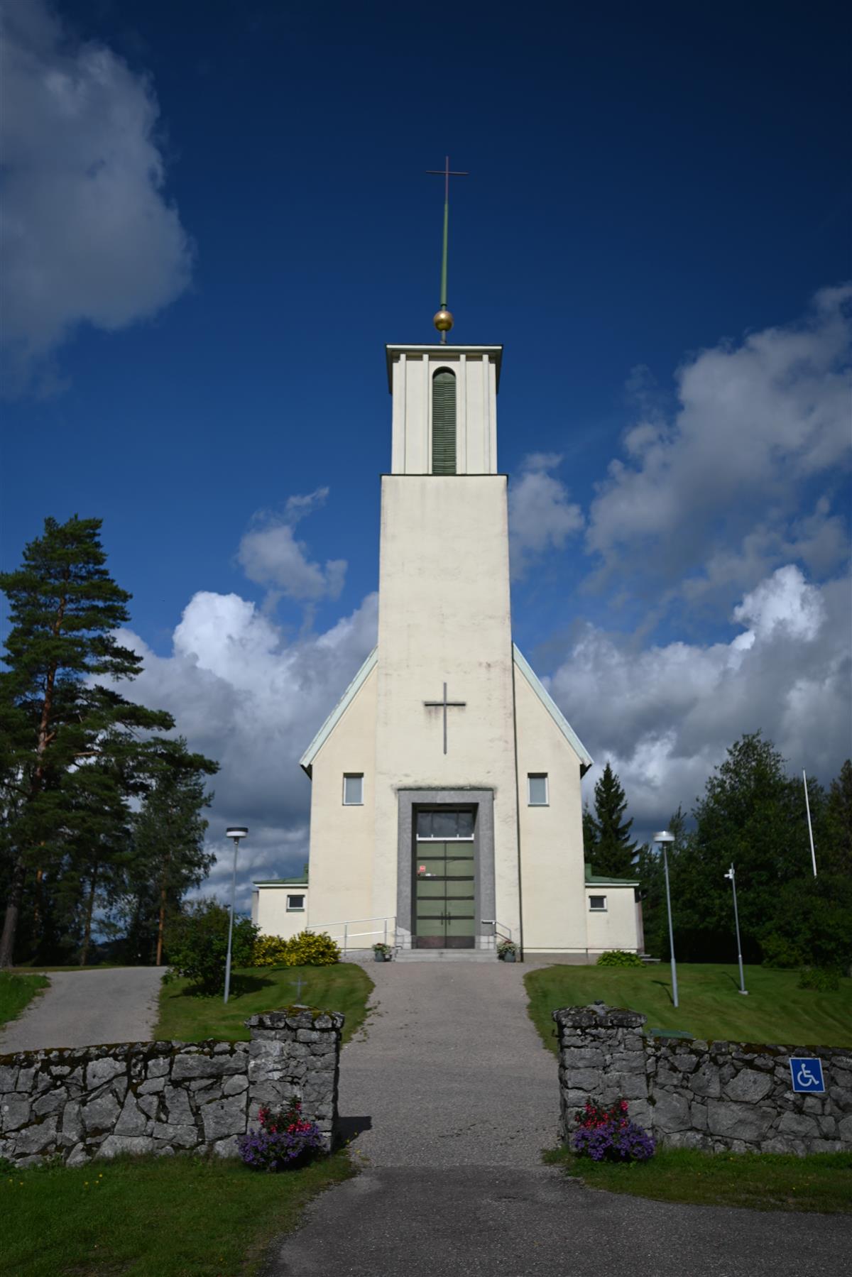 Simpeleen kirkko kirkkomaan portilta, kaakosta päin kuvattuna.&nbsp;(Päivi Makkonen&nbsp;2026)