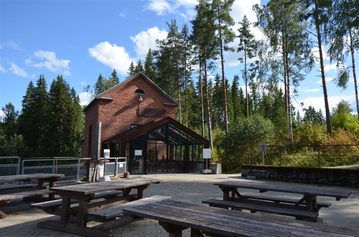 Näkymä kohti Kangaskosken voimalaitosta ja museoaluetta luoteesta päin kuvattuna.&nbsp;(Päivi Makkonen&nbsp;2026)