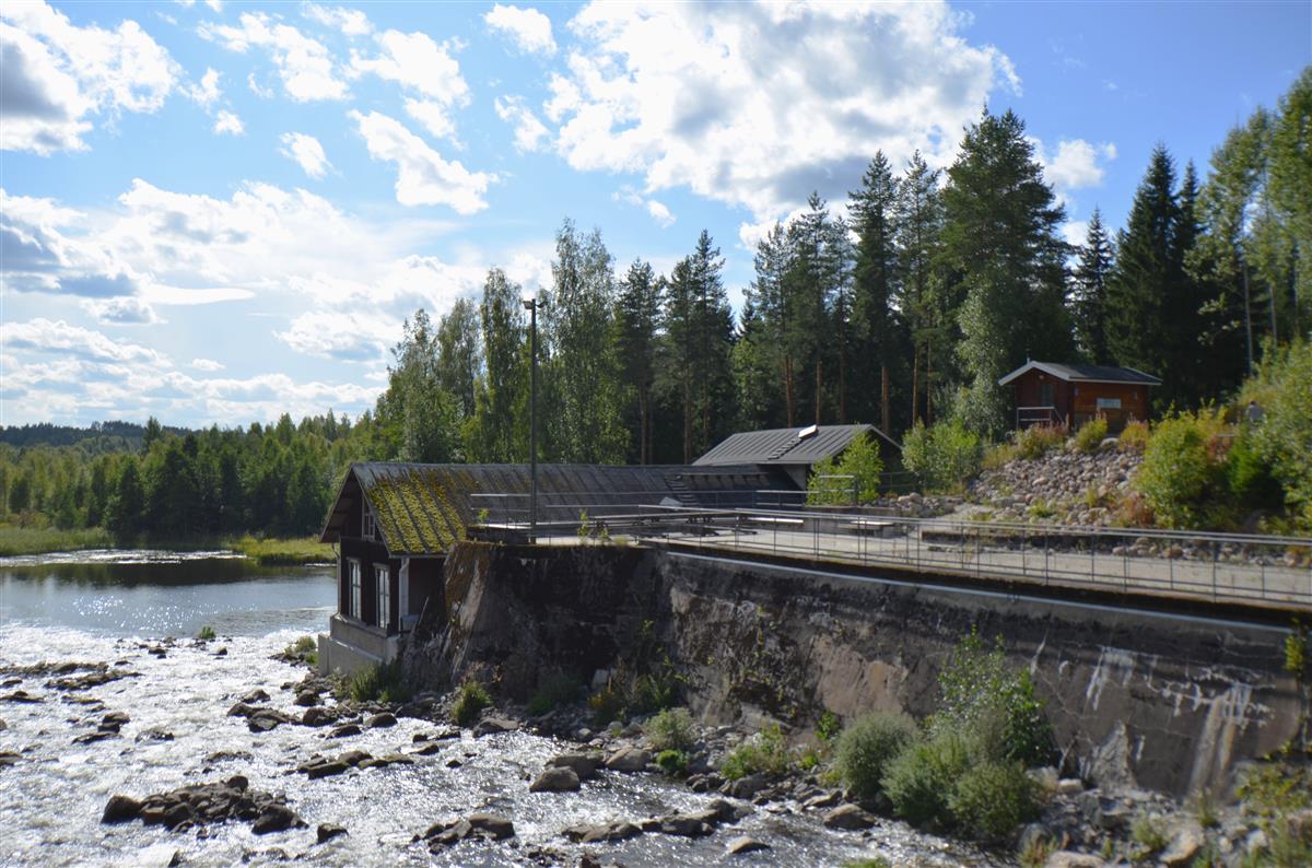 Näkymä Hiitolanjoen uudelta kävelysillalta kohti lounasta ja Lahnasenkosken voimalaitosta.&nbsp;(Päivi Makkonen&nbsp;2026)