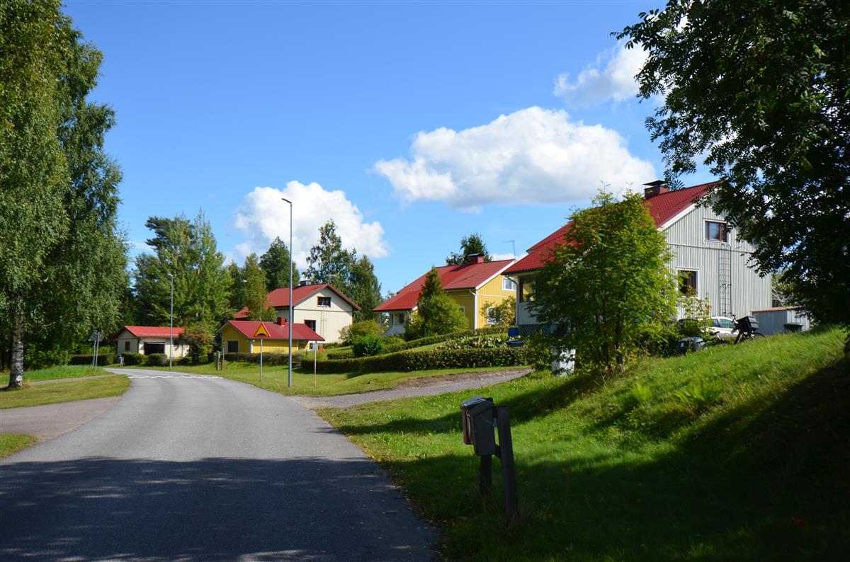 Näkymä Matomäenkadulta kohti itää. Oikealla Matomäenkatu 13, 15 ja 17.&nbsp;(Päivi Makkonen&nbsp;2026)