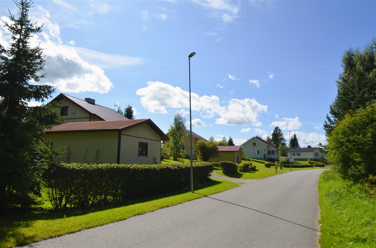 Näkymä Matomäenkadulta kohti länttä. Vasemmalla Matomäenkatu 17, 15, 13 ja 11.&nbsp;(Päivi Makkonen&nbsp;2026)
