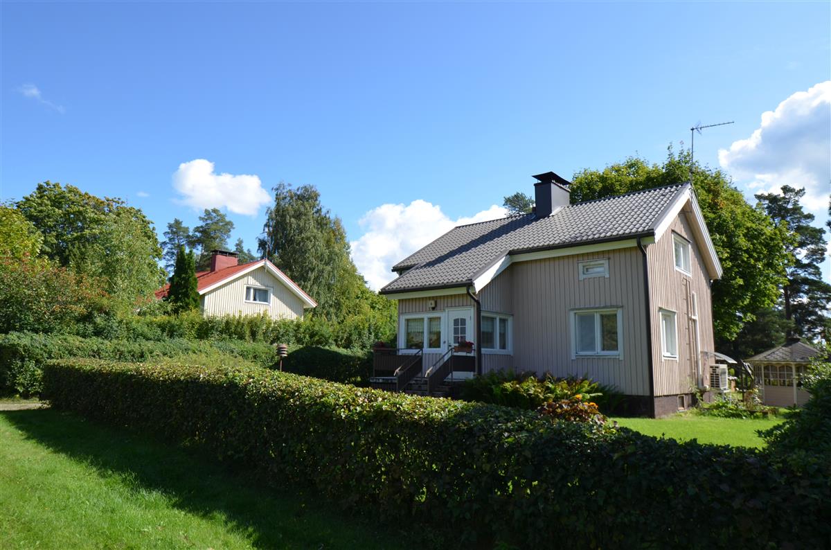 Näkymä Lopotinkadulta kohti itää. Vasemmalla Lopotinkatu 6 ja 4.&nbsp;(Päivi Makkonen&nbsp;2026)