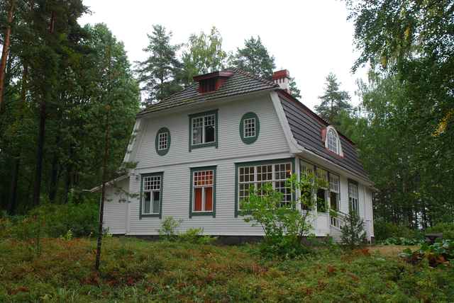 Huvila luoteesta kuvattuna.&nbsp;(Miikka Kurri&nbsp;15.9.2011)
