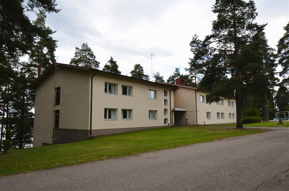 Sipiniemen opiston asuntolarakennus pohjoisesta päin kuvattuna.&nbsp;(Päivi Makkonen&nbsp;2026)