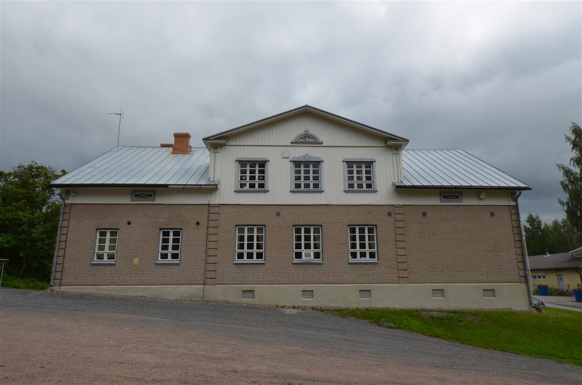 Savitaipaleen kivikoulu lännestä päin kuvattuna.&nbsp;(Päivi Makkonen&nbsp;2025)