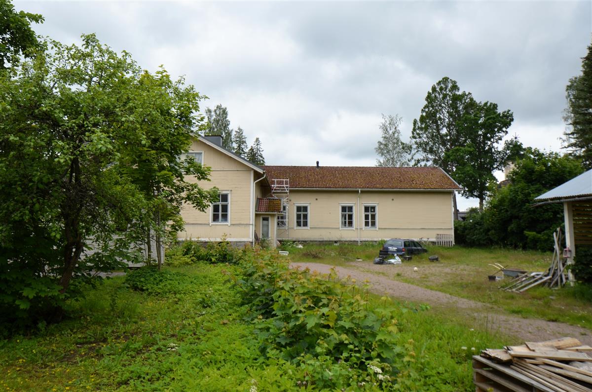Savitaipaleen pitäjäntuvan pihapiiriä koillisesta päin kuvattuna.&nbsp;(Päivi Makkonen&nbsp;2025)