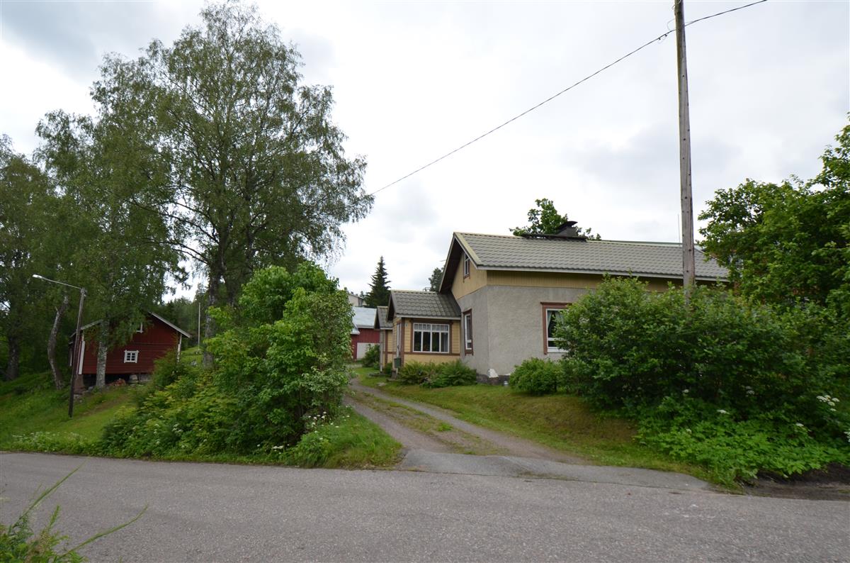 Mäntylän asuinrakennus Kaijanlahdentie yli, luoteesta päin kuvattuna. Vasemmalla Koivurinteen tilan talousrakennus.&nbsp;(Päivi Makkonen&nbsp;2025)