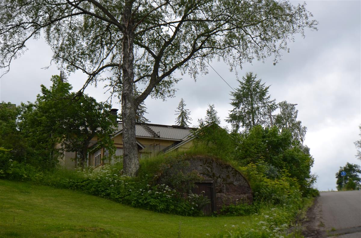 Mäntylän asuinrakennus Kaijanlahdentieltä, koillisesta päin kuvattuna. Etualalla Koivurinteen tilan maakellari.&nbsp;(Päivi Makkonen&nbsp;2025)