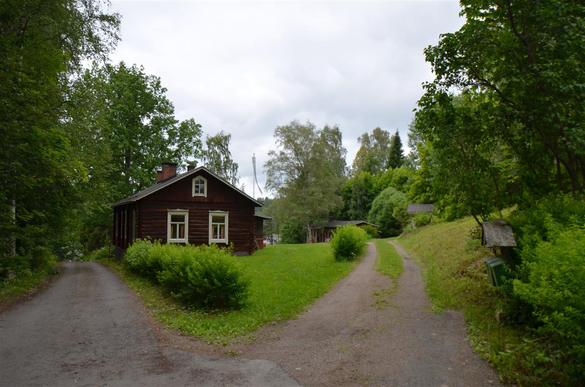 Hakarinteen pihapiiriä Nikkarintieltä, kaakosta päin kuvattuna. Vasemmalla Hakarantaan johtava tie.&nbsp;(Päivi Makkonen&nbsp;2025)
