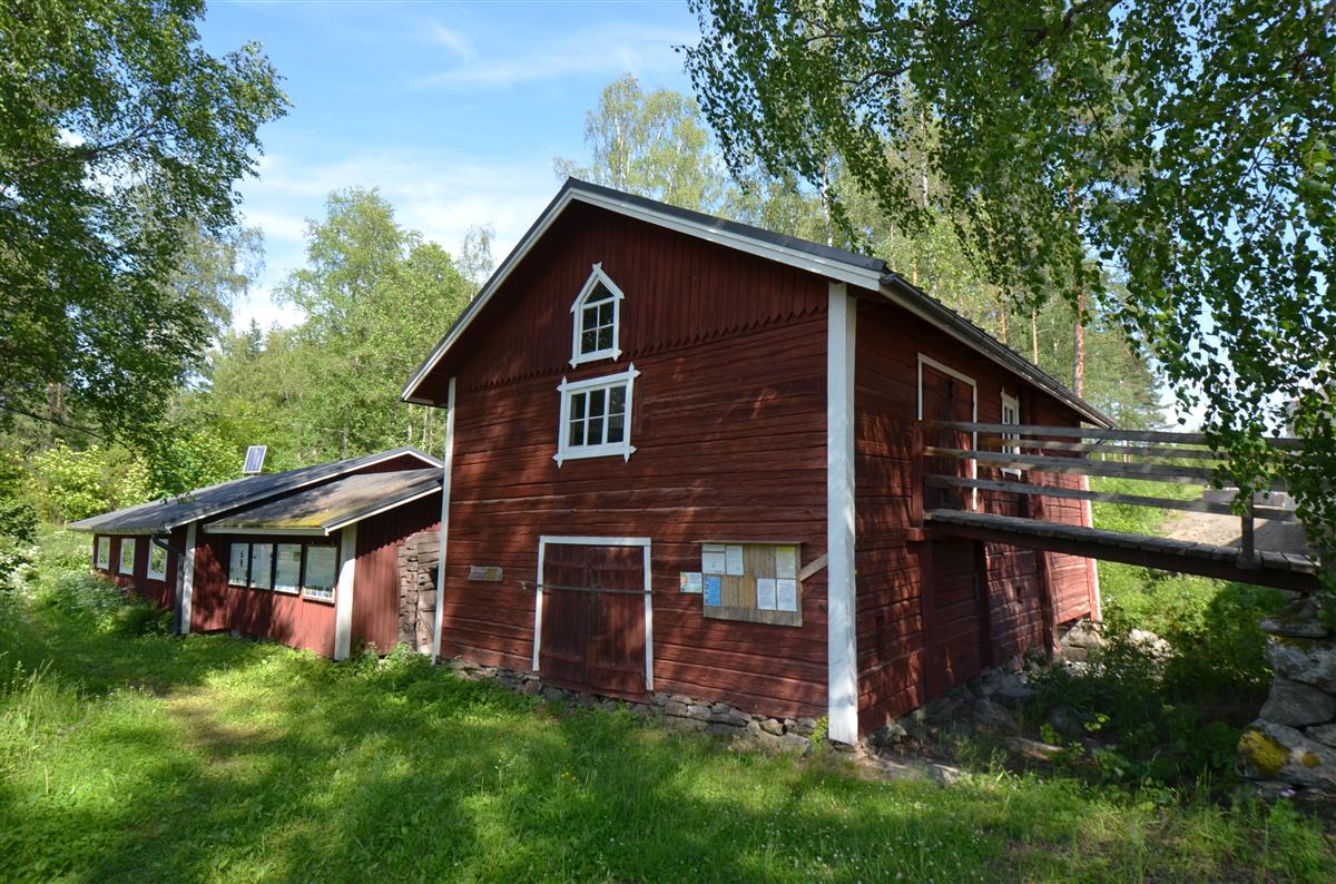Kärnäkosken mylly etualalla, lounaasta päin kuvattuna. Vasemmalla Kärnäkosken sahan rakennus.&nbsp;(Päivi Makkonen&nbsp;2025)