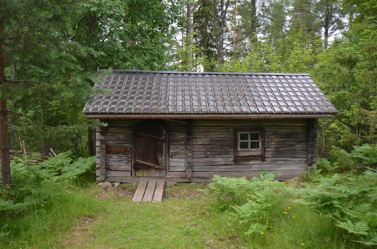 Hakamäen museoalueen savusauna luoteesta päin kuvattuna. [Kohteen rakennukseen liitetty kuva]&nbsp;(Päivi Makkonen&nbsp;2025)
