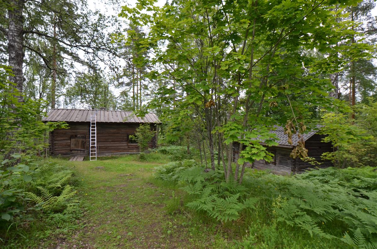 Vasemmalla Hakamäen museoalueen ruotusotamiehen torppa lounaasta päin kuvattuna. Oikealla savusauna. [Kohteen rakennukseen liitetty kuva]&nbsp;(Päivi Makkonen&nbsp;2025)