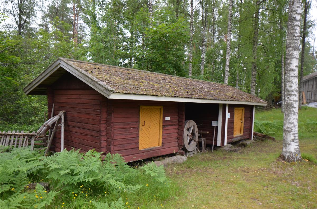 Hakamäen museoalueen pariaitta luoteesta päin kuvattuna. [Kohteen rakennukseen liitetty kuva]&nbsp;(Päivi Makkonen&nbsp;2025)