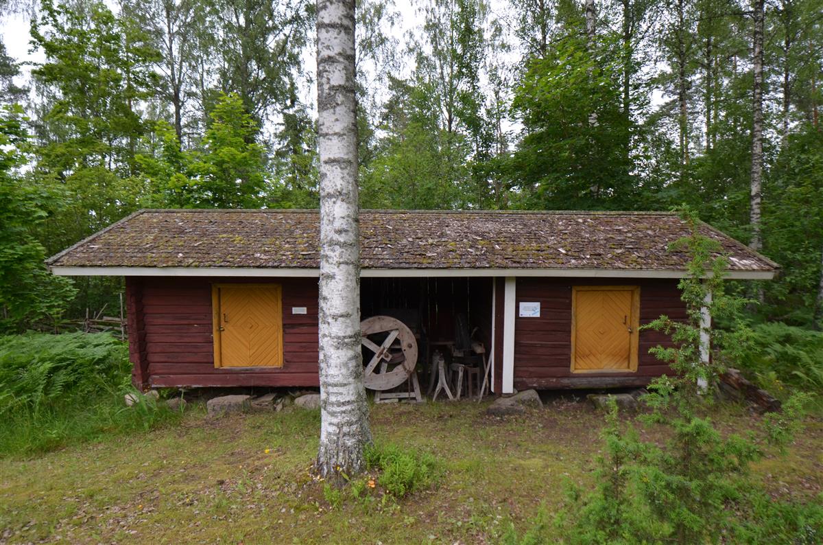 Hakamäen museoalueen pariaitta lännestä päin kuvattuna. [Kohteen rakennukseen liitetty kuva]&nbsp;(Päivi Makkonen&nbsp;2025)