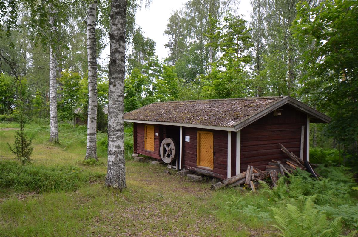 Hakamäen museoalueen pariaitta lounaasta päin kuvattuna. [Kohteen rakennukseen liitetty kuva]&nbsp;(Päivi Makkonen&nbsp;2025)