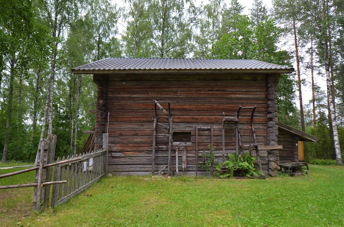 Hakamäen museoalueen riihi lännestä päin kuvattuna. [Kohteen rakennukseen liitetty kuva]&nbsp;(Päivi Makkonen&nbsp;2025)