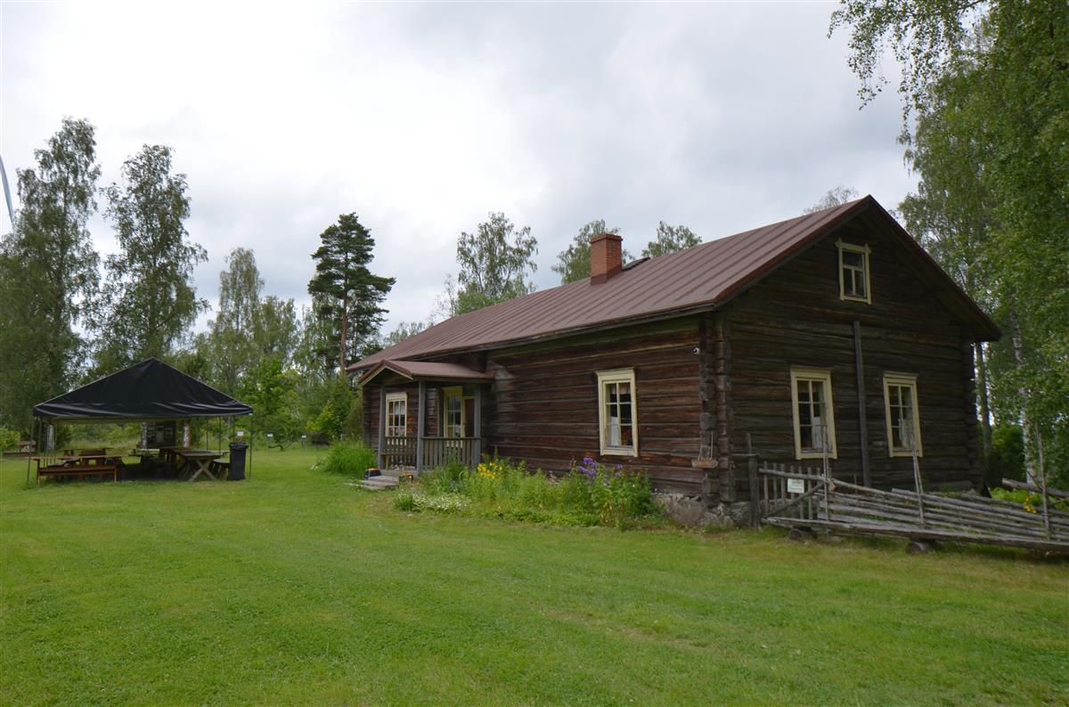 Hakamäen museoalueen päärakennus, tupa, pihapiireineen lounaasta päin kuvattuna. [Kohteen rakennukseen liitetty kuva]&nbsp;(Päivi Makkonen&nbsp;2025)
